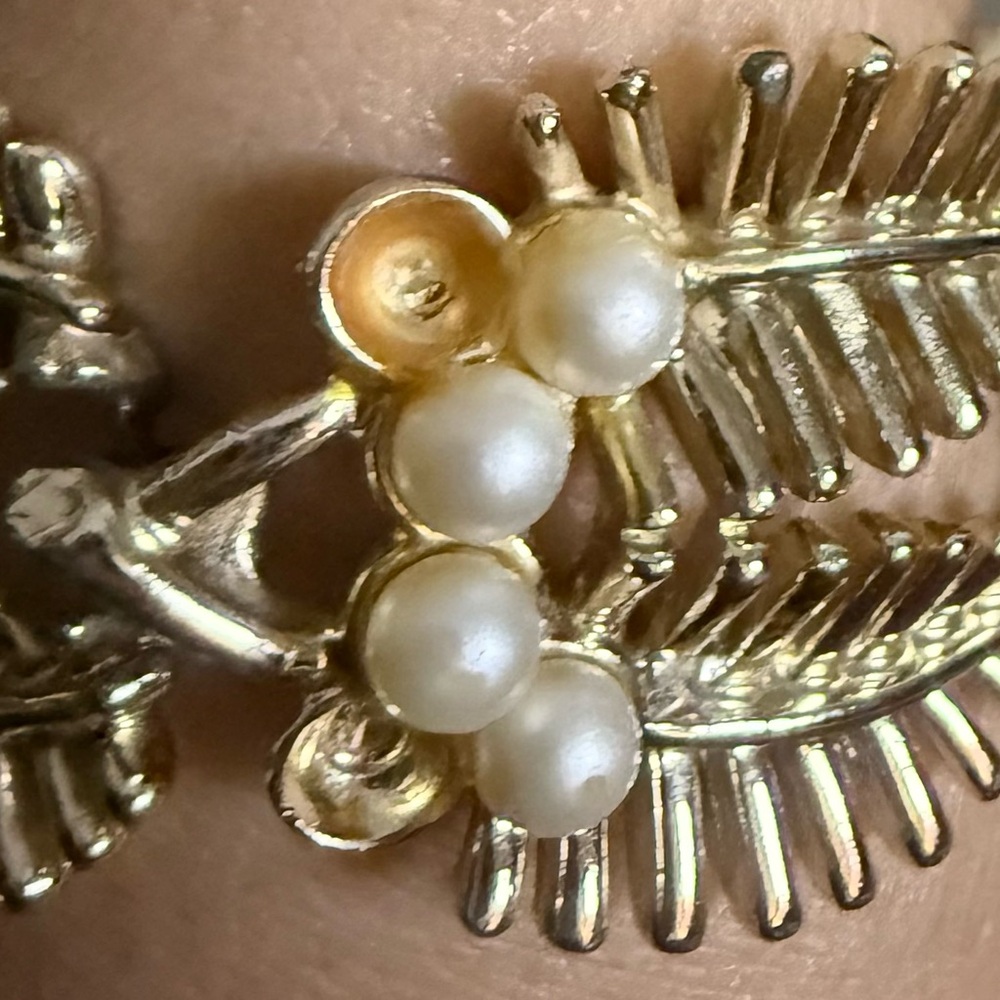 Gold tone vintage Coro Pegasus leaf skeletal design bracelet 1940s 1950s - Picture 9 of 9